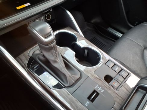 Certified 2024 Toyota Highlander Limited FWD image 18