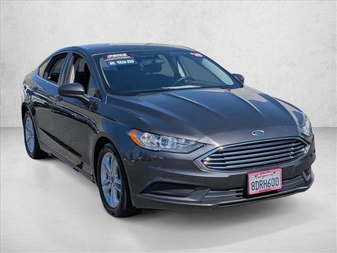 Used 2018 Ford Fusion SE w/ Fusion SE Technology Package image 3