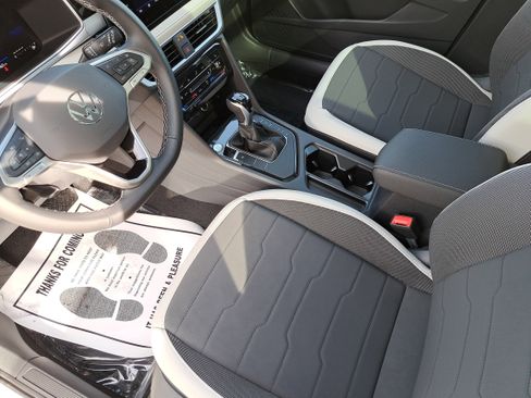 New 2026 Volkswagen Taos SE FWD image 15