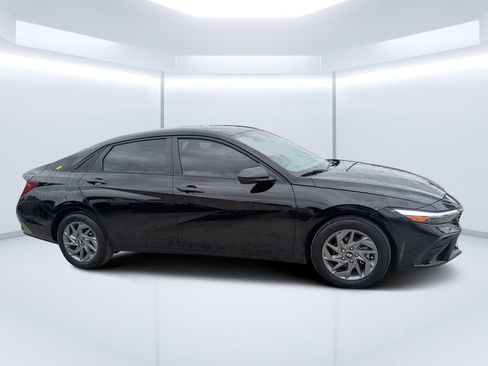 Used 2024 Hyundai Elantra SEL FWD image 2