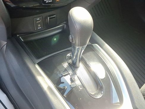 Used 2016 Nissan Rogue SV image 14