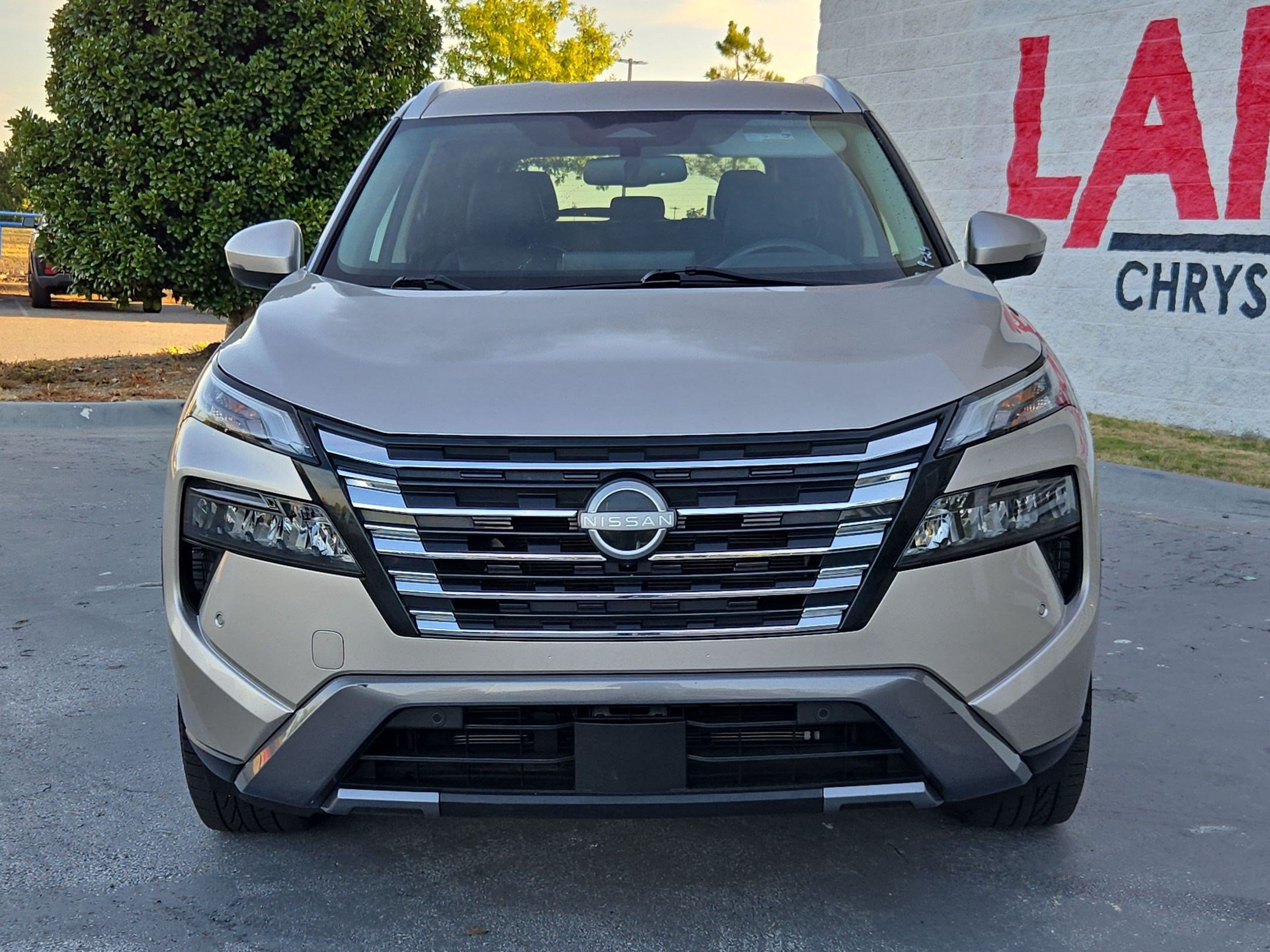 Used 2024 Nissan Rogue SL AWD/4WD image 2