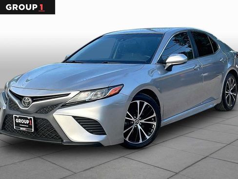 Used 2018 Toyota Camry SE FWD image 1