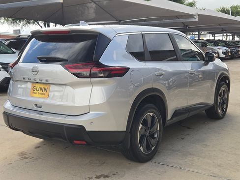 Certified 2025 Nissan Rogue SV FWD image 3