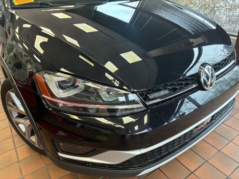 Used 2017 Volkswagen Golf Alltrack SE image 2