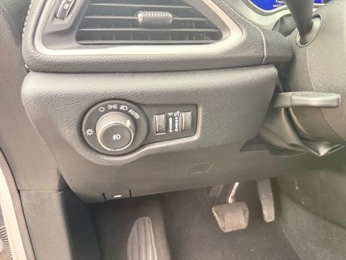Used 2024 Chrysler Pacifica Limited FWD image 17