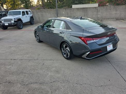 Used 2025 Hyundai Elantra SEL FWD image 8