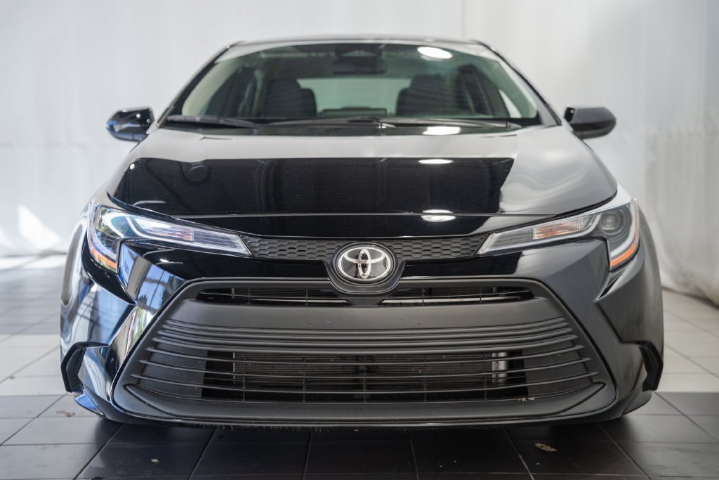 Used 2025 Toyota Corolla LE FWD image 2