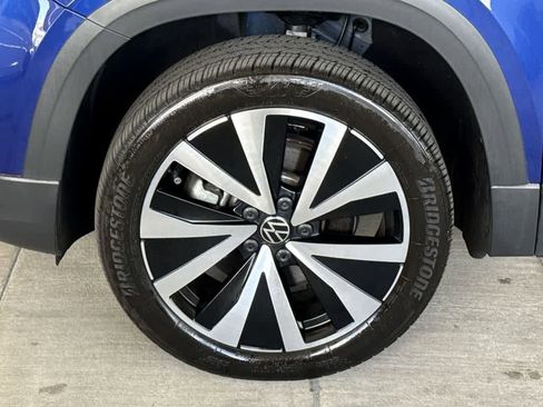 Used 2024 Volkswagen Taos SE FWD image 11