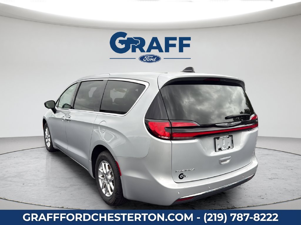 Used 2024 Chrysler Pacifica Touring-L FWD image 10