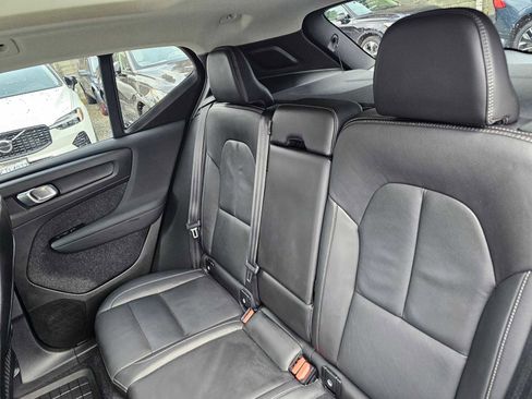 Certified 2025 Volvo XC40 B5 Plus w/ Protection Package Premier image 19