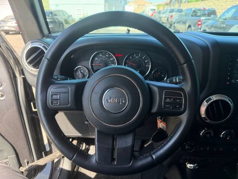 Used 2017 Jeep Wrangler Unlimited Sahara AWD/4WD image 22