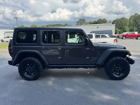 Used 2025 Jeep Wrangler Willys AWD/4WD image 4