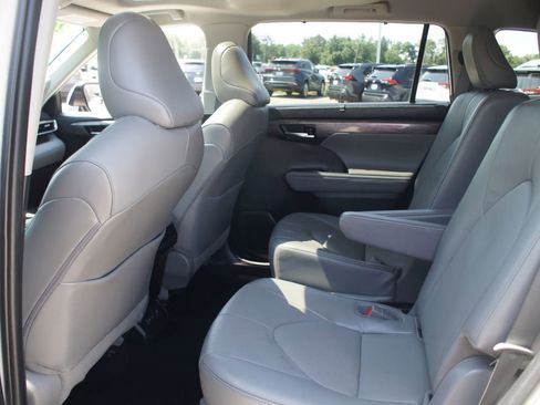 Used 2022 Toyota Highlander Limited FWD image 16