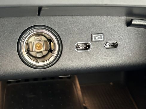 Used 2025 Volvo XC40 B5 Core w/ Protection Package Premier image 28