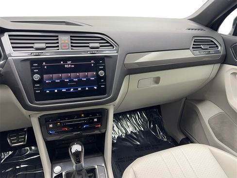 Used 2024 Volkswagen Tiguan SE R-Line image 57