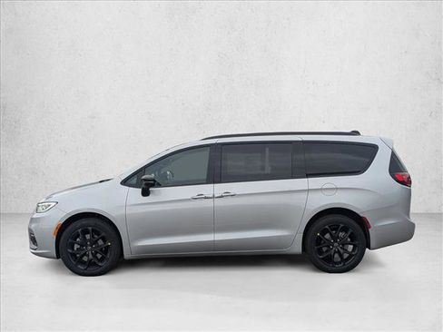 New 2026 Chrysler Pacifica Limited image 9