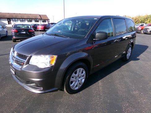 Used 2019 Dodge Grand Caravan SE w/ UConnect Hands-Free Group image 4