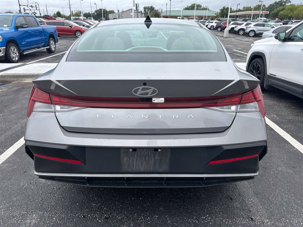 Used 2025 Hyundai Elantra SEL FWD image 5