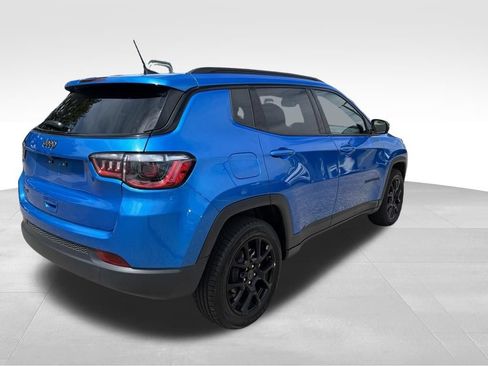Used 2025 Jeep Compass Latitude w/ Convenience Group AWD/4WD image 5
