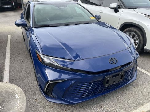 Used 2025 Toyota Camry XSE FWD image 3