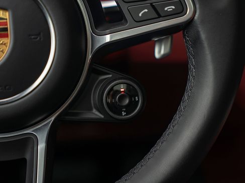 Certified 2022 Porsche Cayenne Platinum Edition image 9