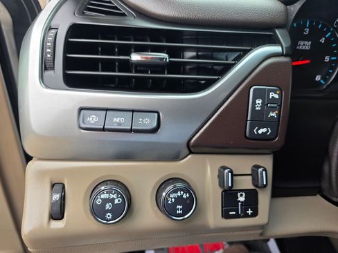 Used 2018 Chevrolet Tahoe Premier AWD/4WD image 32