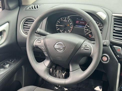 Used 2017 Nissan Pathfinder SV image 22