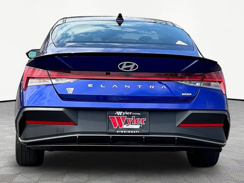 Used 2025 Hyundai Elantra SEL w/ Cargo Package FWD image 5