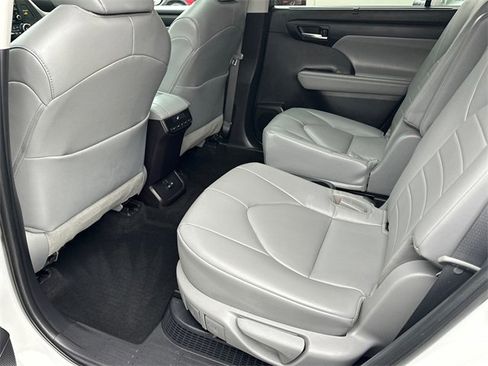 Certified 2022 Toyota Highlander XLE image 18