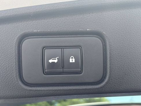 Used 2025 Nissan Pathfinder SV FWD image 23