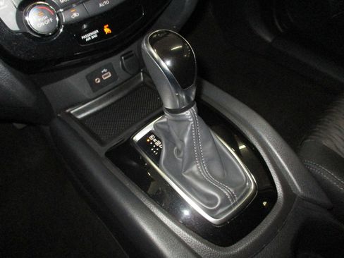 Used 2018 Nissan Rogue SV image 25