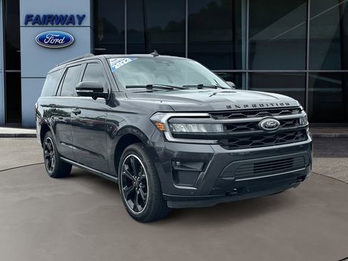 Used 2023 Ford Expedition Limited AWD/4WD image 3