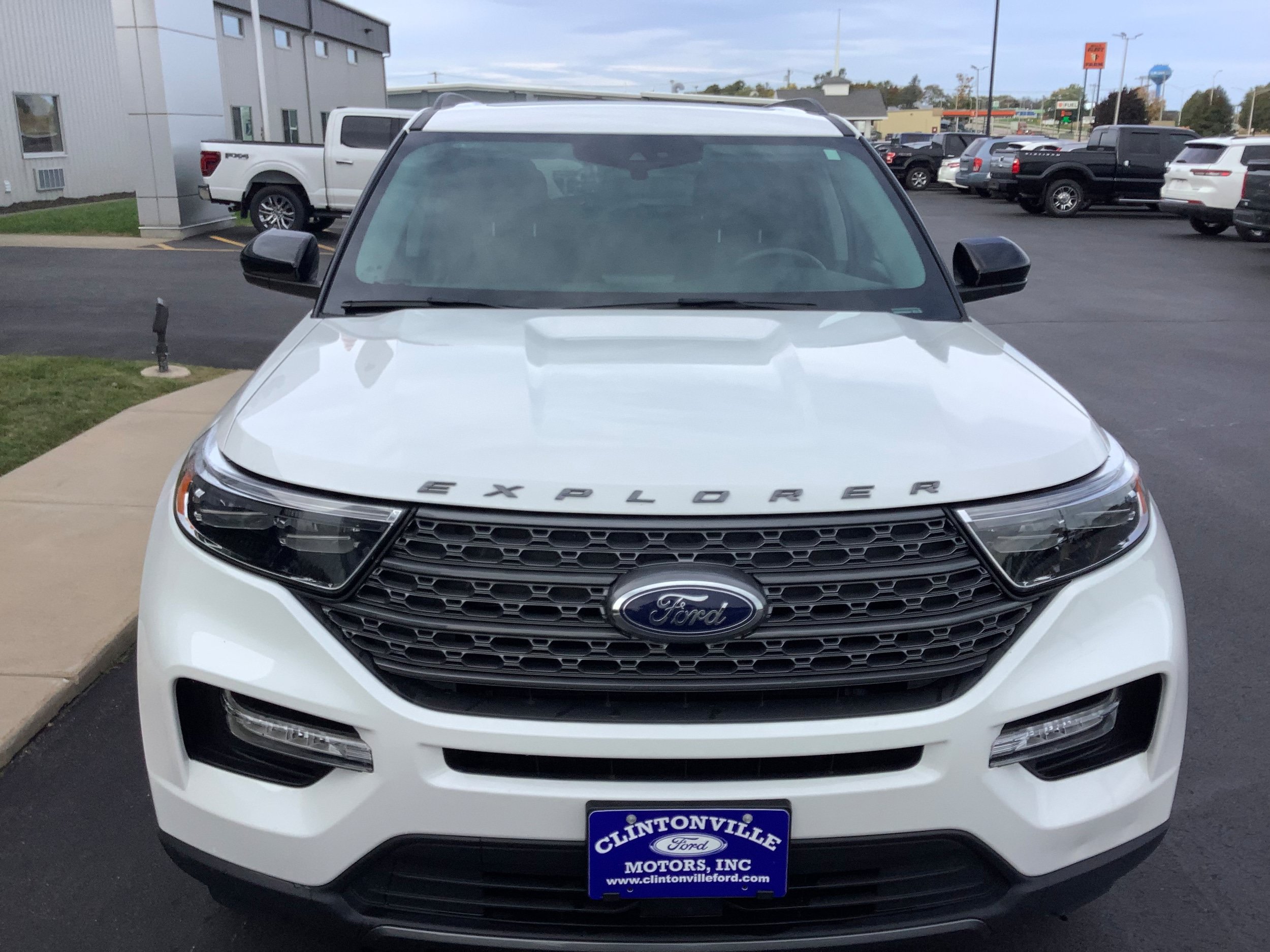 Used 2024 Ford Explorer XLT w/ Equipment Group 202A AWD/4WD image 3