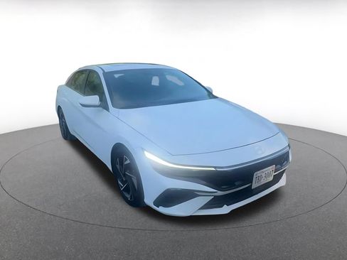 Used 2025 Hyundai Elantra SEL FWD image 3