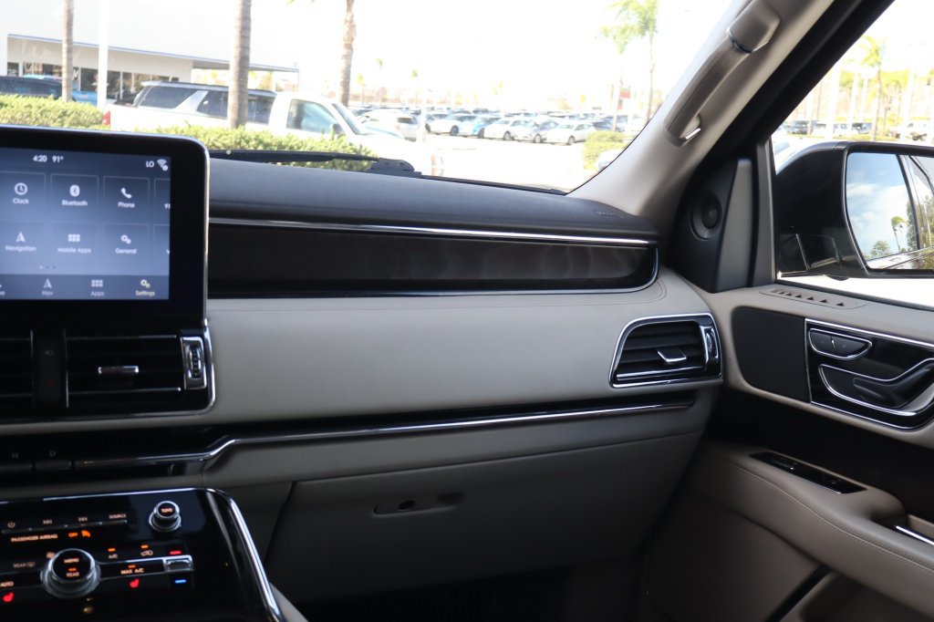 Used 2018 Lincoln Navigator L Select RWD image 32