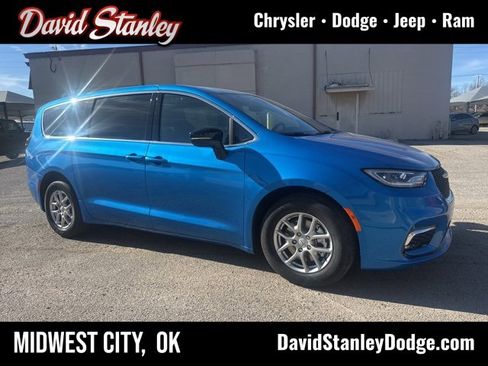 New 2026 Chrysler Pacifica Select image 1