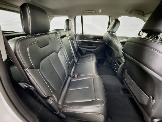 Used 2023 Jeep Grand Cherokee Limited w/ Black Appearance Package AWD/4WD image 25