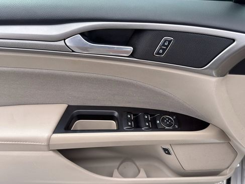 Used 2017 Ford Fusion SE image 19