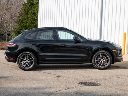 Certified 2025 Porsche Macan AWD/4WD image 8
