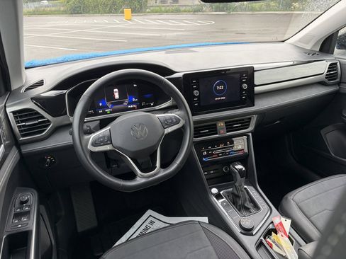 Used 2025 Volkswagen Taos SE AWD/4WD image 10