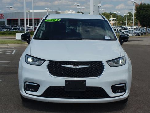 Used 2024 Chrysler Pacifica Touring-L FWD image 24