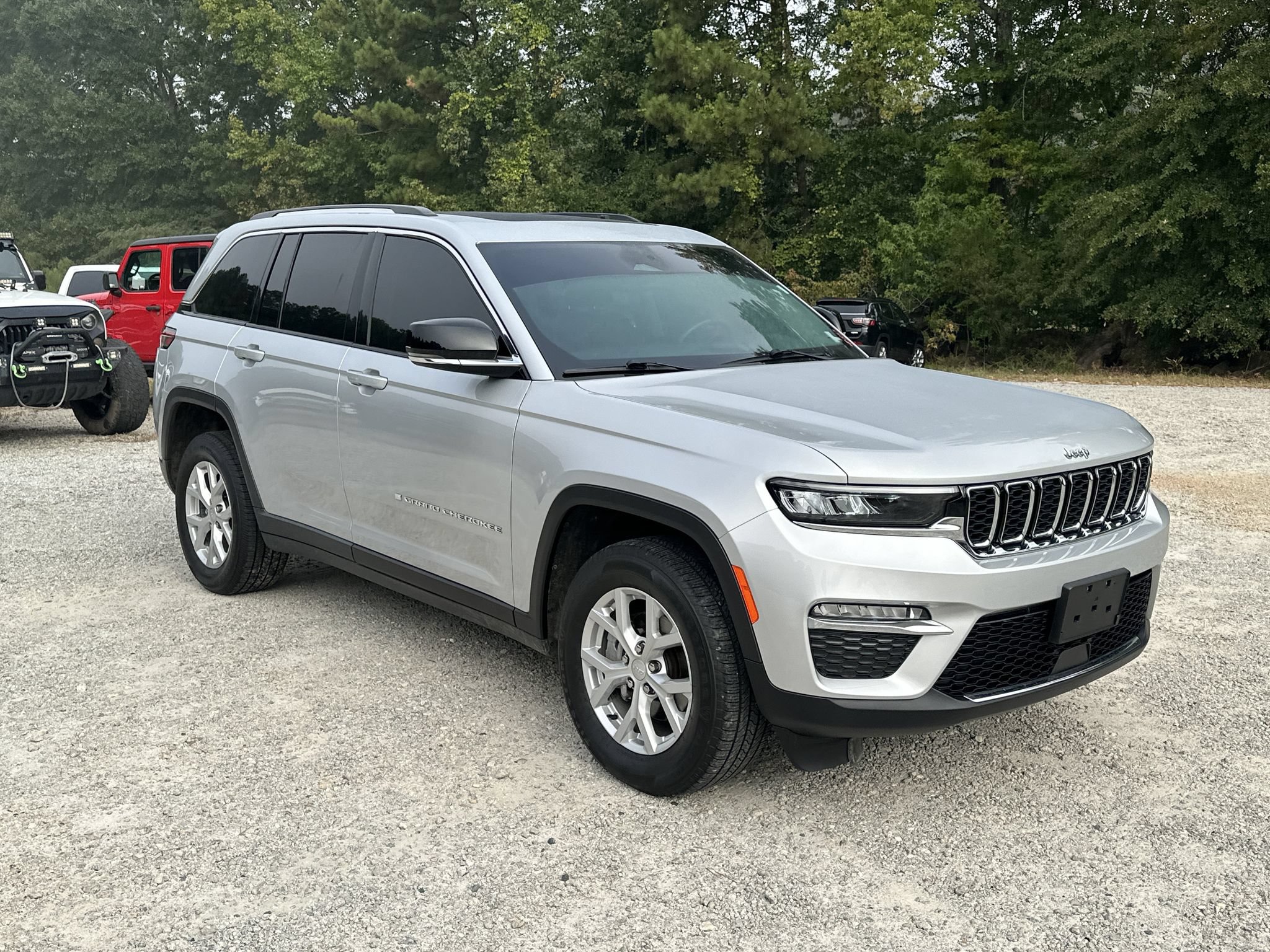 Used 2023 Jeep Grand Cherokee Limited AWD/4WD image 1