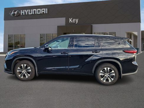 Used 2021 Toyota Highlander XLE AWD/4WD image 6