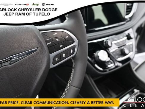 Used 2026 Chrysler Pacifica Limited FWD image 18