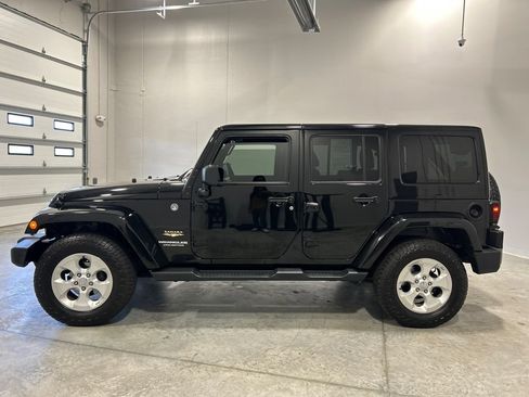 Used 2015 Jeep Wrangler Unlimited Sahara w/ Connectivity Group AWD/4WD image 9