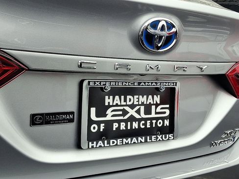 Used 2020 Toyota Camry XLE w/ Sunroof Package image 26