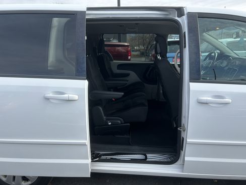 Used 2017 Dodge Grand Caravan SE w/ UConnect Hands-Free Group image 7