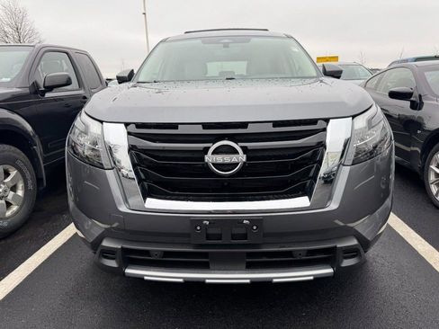 Used 2025 Nissan Pathfinder SL image 2