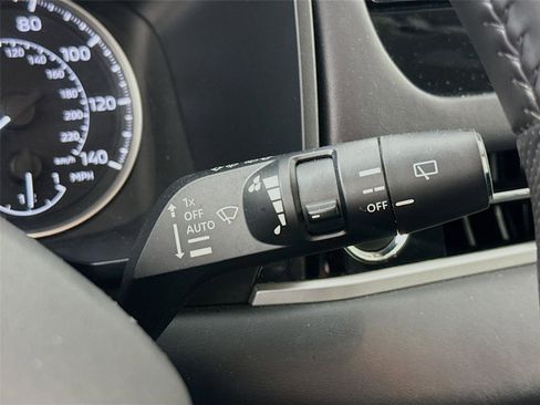 Used 2025 Mitsubishi Outlander SE image 6